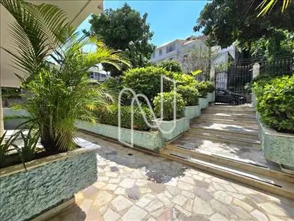 Jardim do lado direito de entrada 