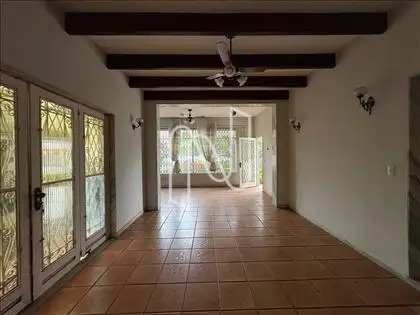 sala com porta de jardim de inverno 