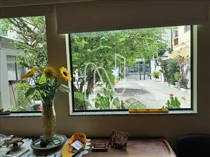 Vista do salão para entrada. 