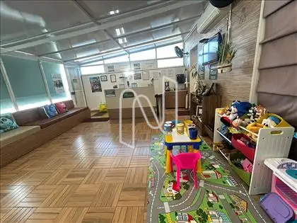 Recepção com ampla sala de espera e atividade