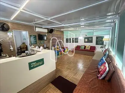 Recepção com ampla sala de espera e atividade
