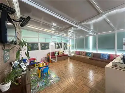 Recepção com ampla sala de espera e atividade