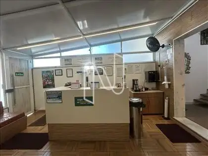 Recepção com ampla sala de espera e atividade