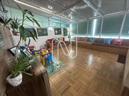 Recepção com ampla sala de espera e atividade