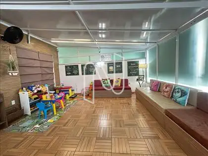 Recepção com ampla sala de espera e atividade