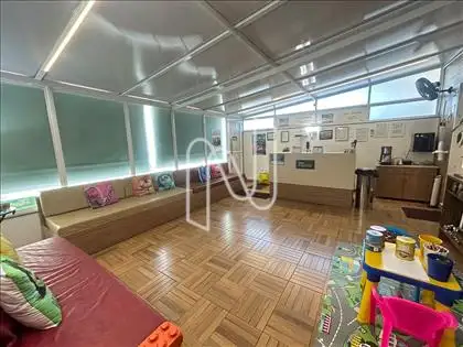 Recepção com ampla sala de espera e atividade