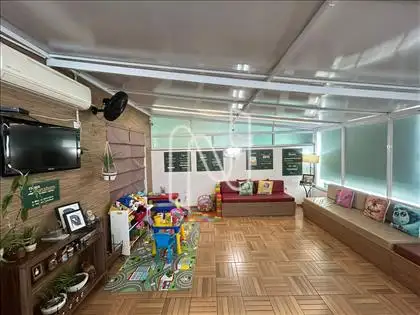 Recepção com ampla sala de espera e atividade