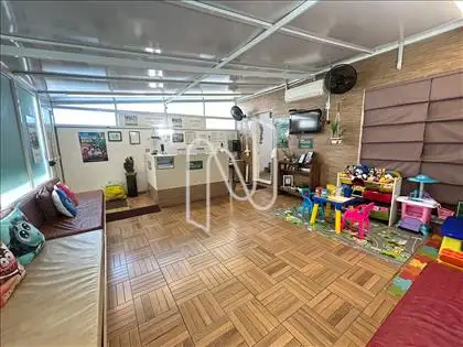 Recepção com ampla sala de espera e atividade