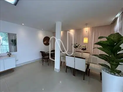 Salão em dois ambientes com vista para o mar 