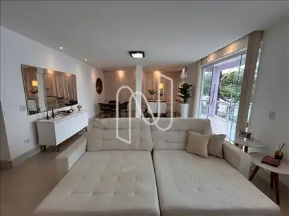 Salão em dois ambientes com vista para o mar 