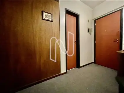 Recepção/ porta do lavabo. 