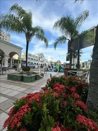Área de lazer com restaurantes e playground