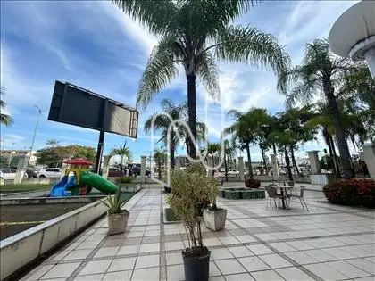 Área de lazer com restaurantes e playground
