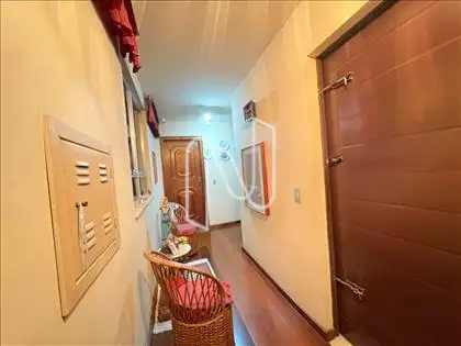 Sala íntima com acesso ao elevador privativo