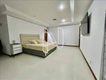 Quarto 1/suíte master. 