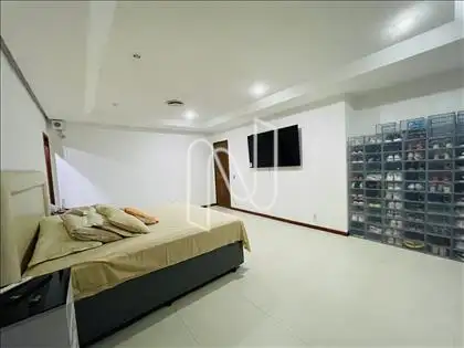 Quarto 1/suíte master. 