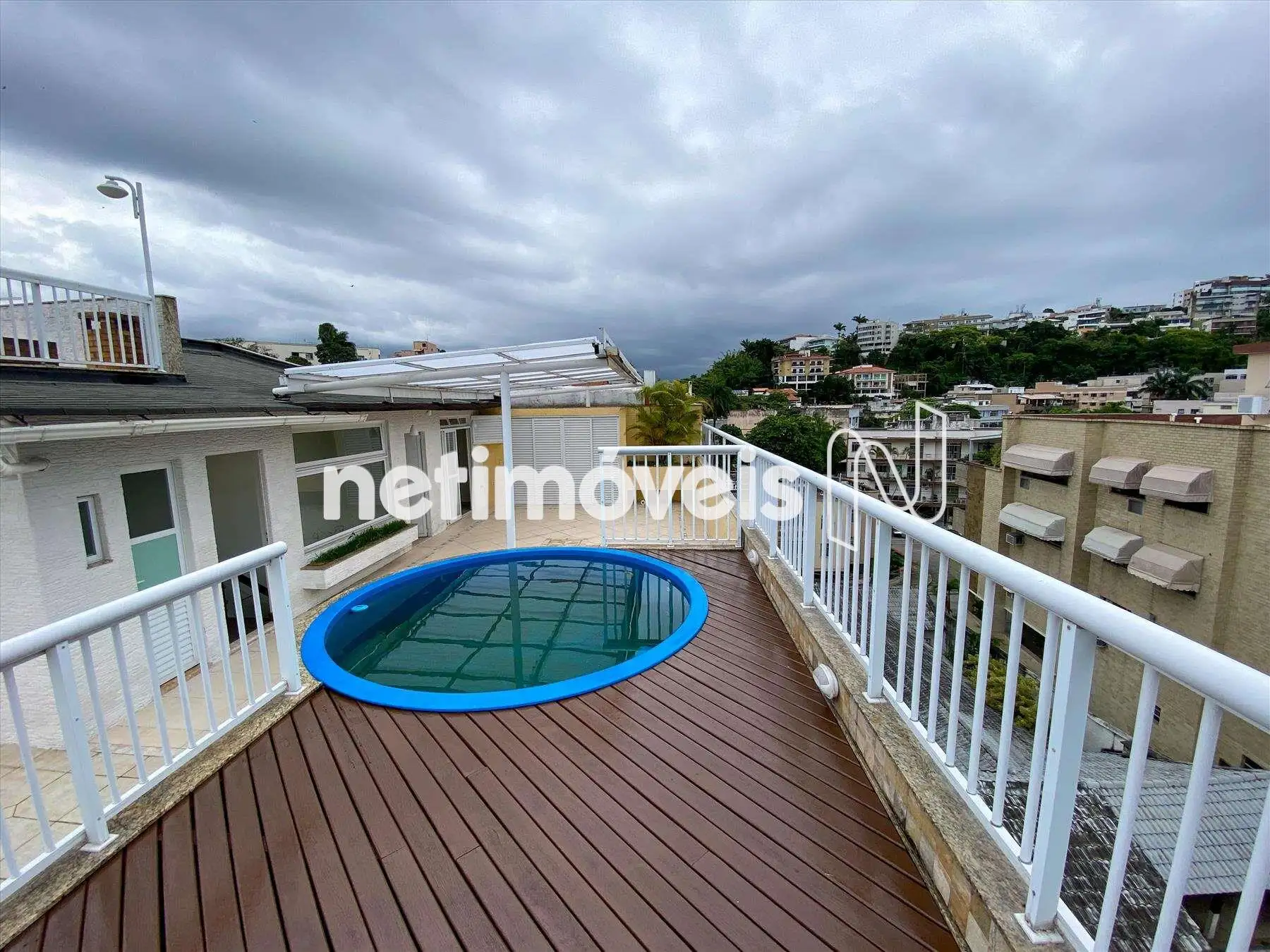  Piscina com deck 