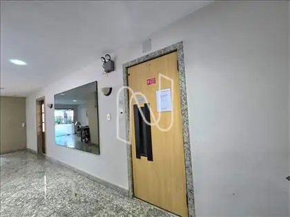 Visão do hall social para elevador