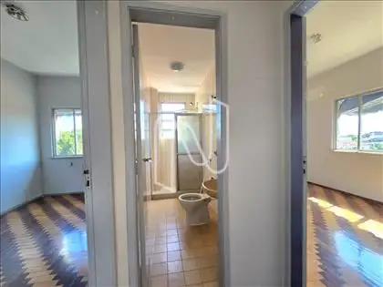 Visão dos dois quartos e banheiro social