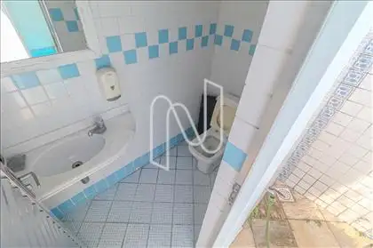 Banheiro de apoio.