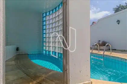 Sauna e piscina.
