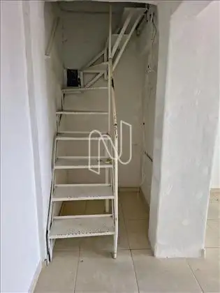 Escada de acesso ao mezanino