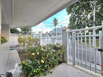 Jardim do lado direito da entrada