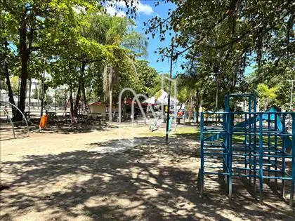 Parquinho na praça em frente
