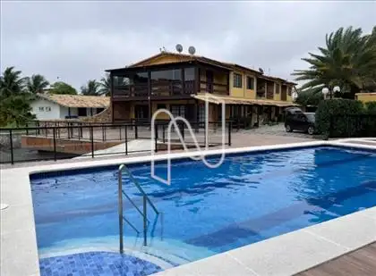 Condomínio com piscina 