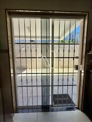 Porta de acesso à garagem.