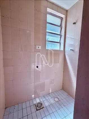 Banheiro de apoio.