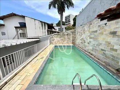 Área da piscina com churrasqueira  