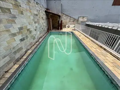 Área da piscina com churrasqueira 