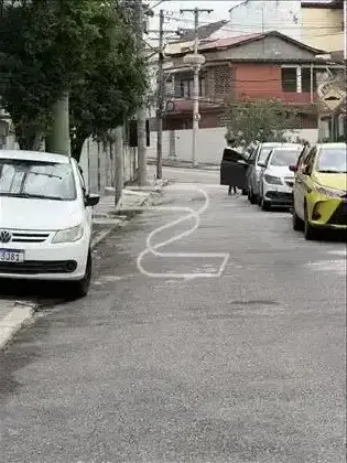 Logradouro direção rua Eduardo Nadruz.