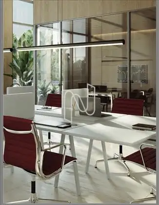 Workplace com sala de reunião.