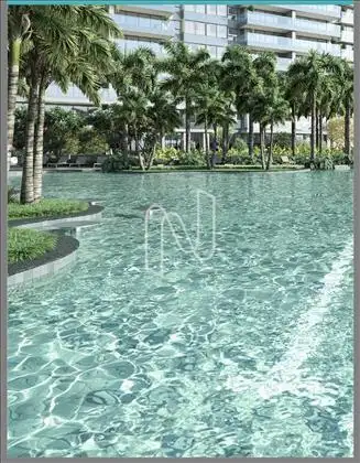 Piscina adulto com raia e borda infinita.