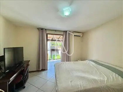 Suíte com acesso a varanda