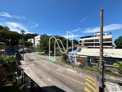 Lateral direita da frente do prédio