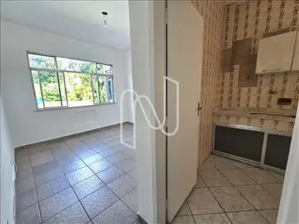 Visão da sala co entrada para cozinha