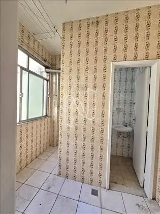 Visão da área com banheiro de serviço