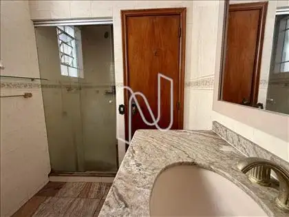 Banheiro social/ 2º piso.