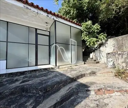 Ateliê/ salão e banheiro com hidromassagem.