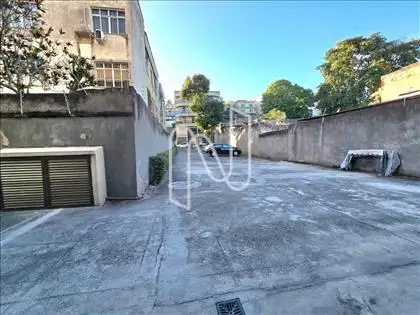 Garagem   com saída para Comendador Bastos