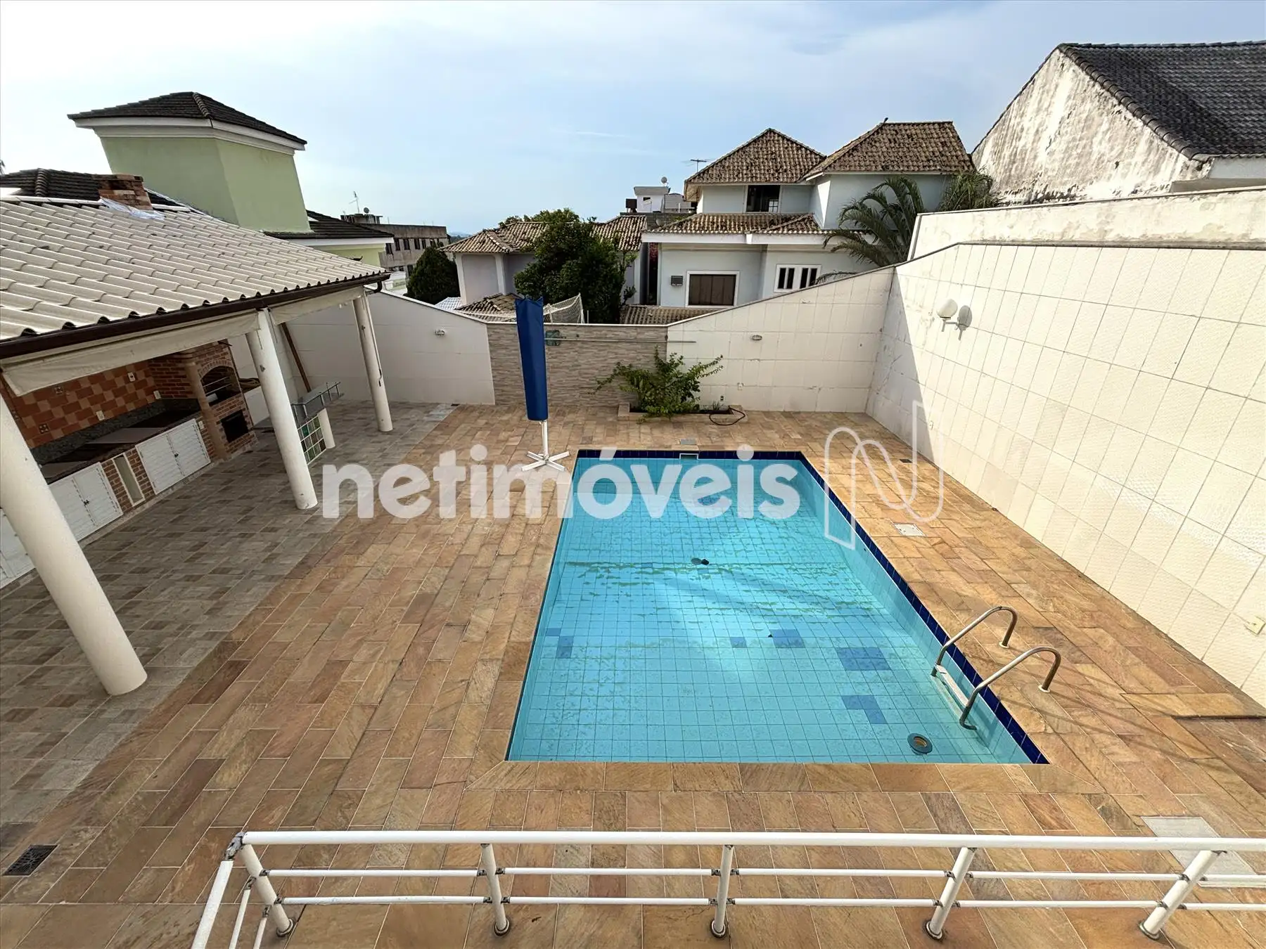 Área de lazer com piscina