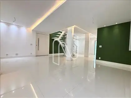 Sala em três ambientes com elevador