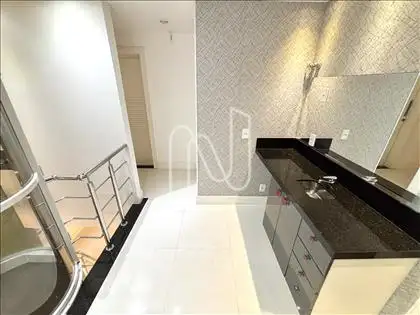 Sala íntima com bancada em mármore