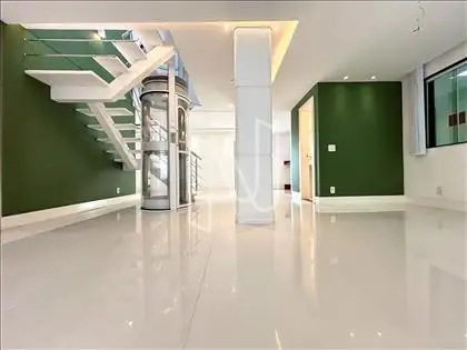 Sala em três ambientes com elevador
