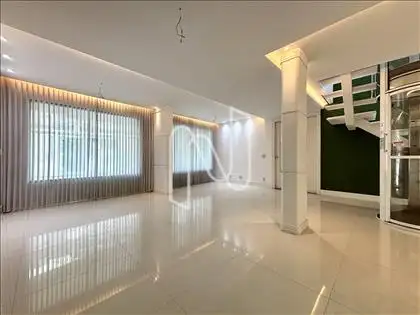Sala em três ambientes com elevador