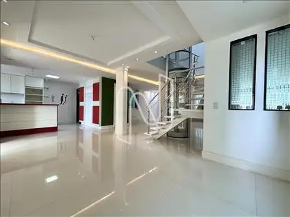 Sala em três ambientes com elevador