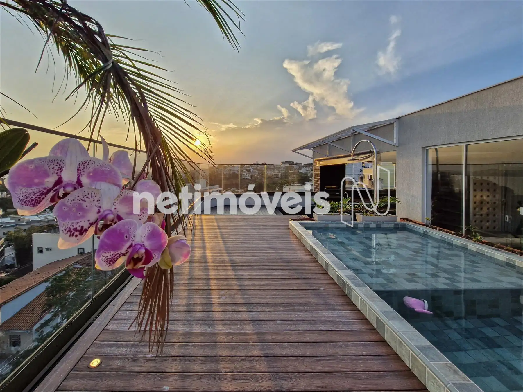 Deck Piscina com vista para o mar